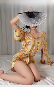 Kimono-Bademantel im japanischen Stil mit seidigem grau-gelbem Blumenmuster