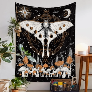 Detail eines böhmischen Wandteppichs mit Mondmotte, Sonnenmustern und Pilzwald-Motiv