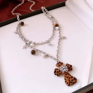 Collana a doppio strato con ciondolo a croce in occhio di tigre e perle e stelle