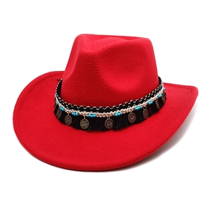 Vue détaillée du chapeau de cowboy en laine rouge avec glands et perles ethniques