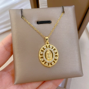 Détail du pendentif ovale doré Vierge Marie avec contour serti de cristaux brillants