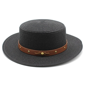Chapeau de paille noir avec ruban en cuir marron et rivets dorés pour protection solaire