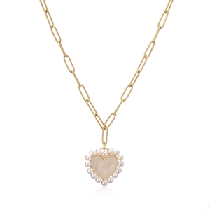 Collier trombone doré avec pendentif cœur en perles et nacre sur fond blanc épuré