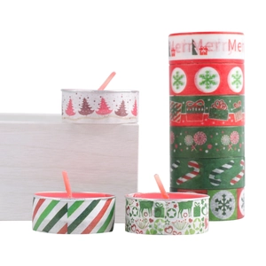 Dettaglio macro delle candele natalizie con stampe di fiocchi di neve e renne festive