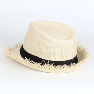 Detalle de sombrero de paja de ala ancha con bordes deshilachados y cinta negra