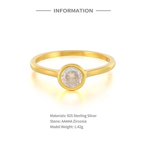 Macro detail of 925 sterling silver ring showing material specs and 1.42g model weight