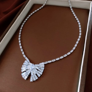Squisita collana a fiocco d'argento con cristalli rettangolari in una confezione regalo