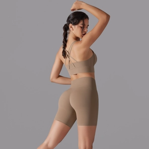 Dettaglio degli shorts da yoga a vita alta con reggiseno sportivo a incrocio