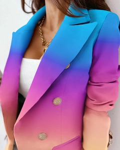 Dettaglio del blazer sfumato multicolore con eleganti bottoni dorati a doppio petto
