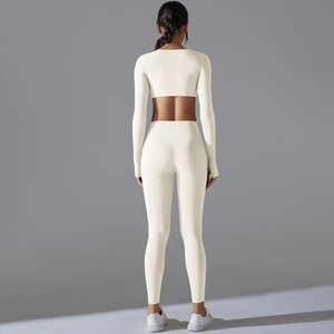 Rückansicht cremefarbenes Yoga-Set mit Langarm-Crop-Top und Leggings mit hoher Taille