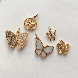 5er-Set goldene Schmetterlingsanhänger mit Zirkon, Perlen und Muschelelementen
