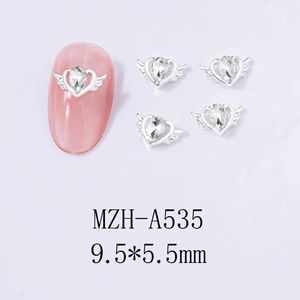 Detailed close-up of heart-shaped nail charm with wings and dimensions 9.5x5.5mm