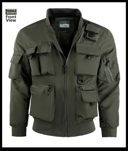 Detail der armygrünen taktischen Fliegerjacke mit Cargo-Taschen und D-Ring-Elementen