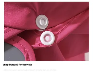 Dettaglio del bottone a pressione in plastica bianca sul cappello outdoor ad asciugatura rapida