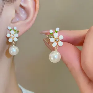 Blumen-Ohrstecker mit 18k Goldbeschichtung, Perlenanhänger und glitzernden Zirkonia-Steinen