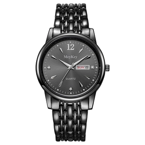 Vue détaillée du cadran de montre à quartz avec affichage jour-date et texture soleil