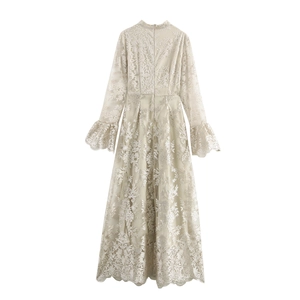 Elegante abito lungo in pizzo beige con collo alto e maniche lunghe a campana