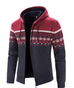 Dettaglio del cardigan in maglia foderato da uomo con motivi jacquard nordici rosso e blu