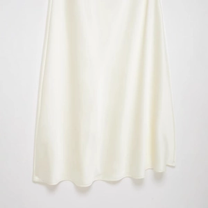 Robe en satin blanc élégante avec une finition soyeuse et un drapé fluide doux