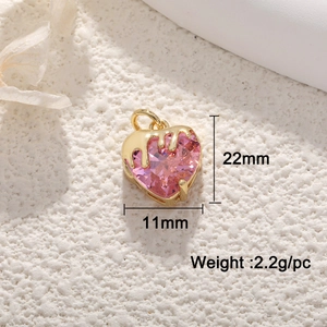 Makroaufnahme der 22mm rosa Herz-Anhänger mit Goldbeschichtung und Größenabmessungen