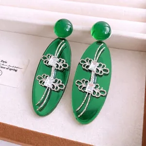 Boucles d'oreilles vintage en résine verte avec motifs métalliques argentés et écrin