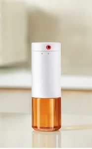 Close-up of glass oil sprayer with food-grade PP pump and amber lead-free glass bottle