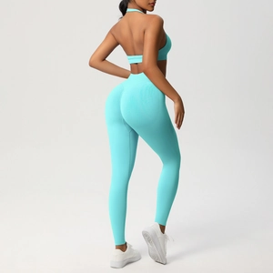 Dettaglio del set yoga a coste azzurro con leggings a vita alta e reggiseno sportivo schiena scoperta