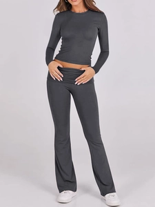 Dettaglio completo set donna grigio scuro con maglia corta a maniche lunghe e pantaloni