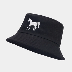 Détail d'un bob noir avec broderie de cheval blanc et texture de tissu haut de gamme