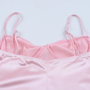 Dettaglio di abito in raso rosa con pizzo e spalline sottili regolabili