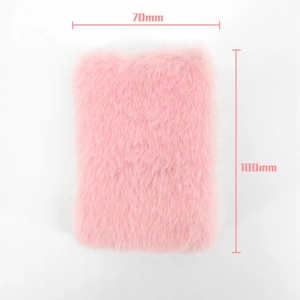 Dettaglio del taccuino A7 in peluche rosa con dimensioni di 70 mm x 100 mm mostrate