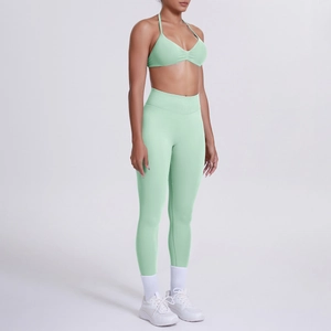 Dettaglio del set yoga senza cuciture verde menta con leggings a vita alta e reggiseno sportivo