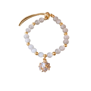 Vintage Opal Perlenarmband mit Goldakzenten und funkelndem Kristallanhänger vor weißem Hintergrund
