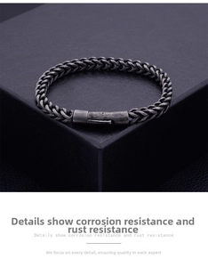 Vue détaillée du bracelet gourmette pour homme en acier sur boîte en crocodile noir