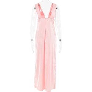 Détail de la robe longue en satin rose avec dos en V profond et bordure en dentelle délicate