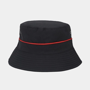 Détail d'un bob imperméable avec bordure rouge, œillets métalliques et coutures renforcées