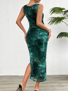 Détail du dos d'une robe mi-longue sans manches à imprimé vert avec une fente élégante