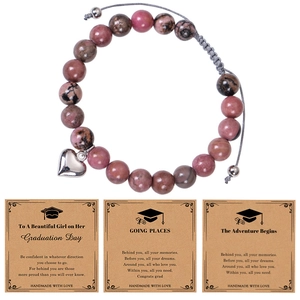Détail du bracelet de graduation avec pendentif cœur et trois cartes de vœux kraft