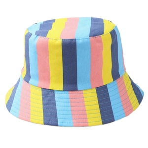 Chapeau bob en coton à rayures colorées verticales jaunes, roses et bleues sur blanc