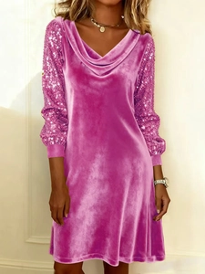 Détail d'une robe en velours rose avec manches pailletées et décolleté en V drapé