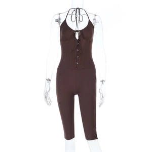 Détail d'un combishort marron foncé avec décolleté à lacets et boutons décoratifs