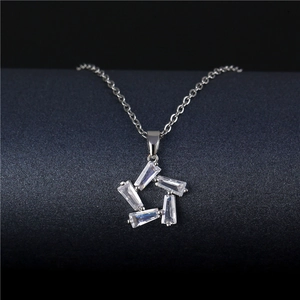 Collier avec pendentif étoile en zircon et acier titane argenté aux cristaux rectangulaires