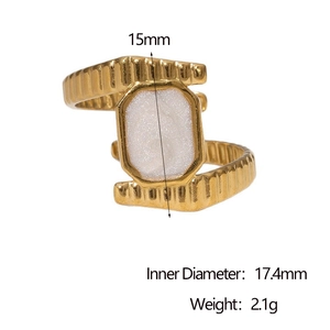 Dettaglio anello geometrico in acciaio dorato da 15mm con inserto glitterato bianco
