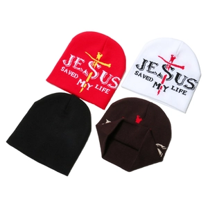 Détail de bonnets d'hiver avec inscription jacquard Jesus Saved My Life et croix