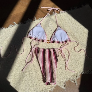 Détail du bikini au crochet avec anneau ambre et tissu rayé à texture gaufrée