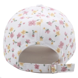 Détail de la casquette en coton fleuri montrant la sangle et la boucle en métal