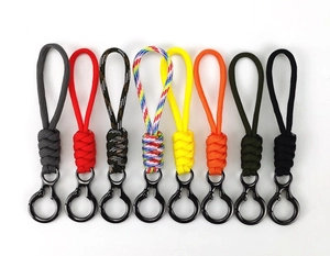 Huit porte-clés en paracorde tressée avec mousquetons noirs en métal de couleurs variées