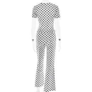 Vue arrière du body blanc à pois noirs avec manches courtes et pantalon large fluide