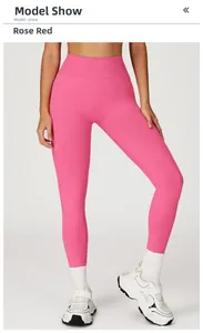Détail du legging de yoga sans couture rose rouge avec taille haute et tissu côtelé