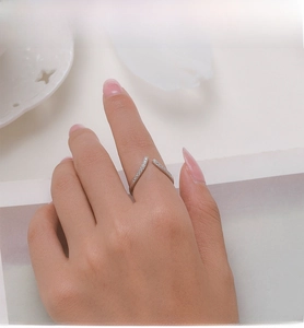 Nahaufnahme des S925 Sterlingsilber V-Ringes mit Zirkon-Mikropflasterung und Öffnung
